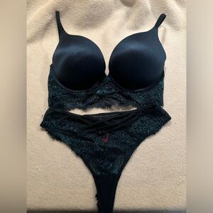 La Senza Hello Sugar 34C bra with matching thong panty, size Small.